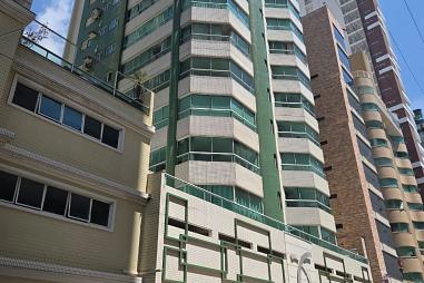 Apartamento na Quadra do Mar na Barra sul.