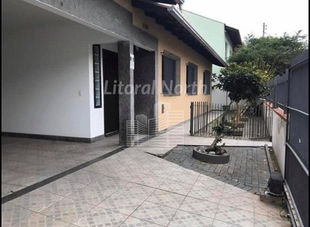 Casa à venda com 3 quartos, 1 suíte, 2 vagas e 128m² no Centro, Balneário Camboriú (SC) — foto 2 de 6