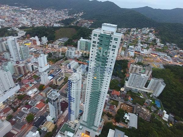 Apartamento à venda com 3 quartos, 3 suítes, 3 vagas e 133m² no Pioneiros, Balneário Camboriú (SC) — foto 2 de 12