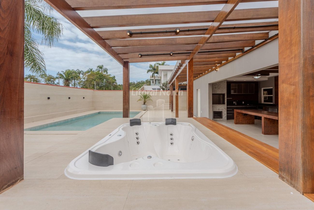 Casa à venda com 4 quartos, 4 suítes, 4 vagas e 375m² no Ariribá, Balneário Camboriú (SC) — foto 10 de 30