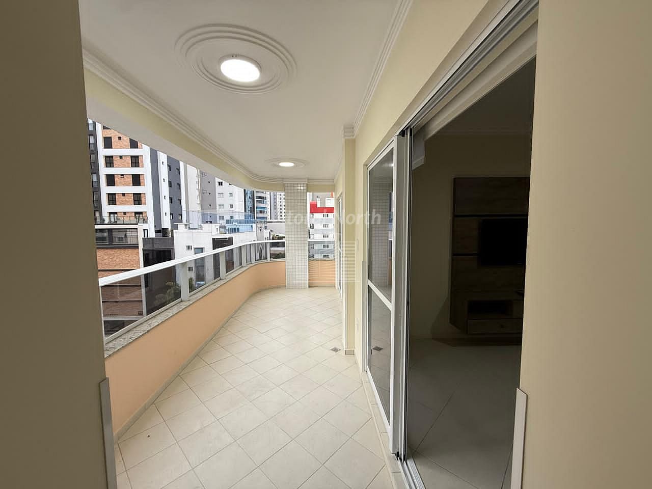 Apartamento à venda com 2 quartos, 1 suíte, 2 vagas e 95m² no Centro, Balneário Camboriú (SC) — foto 8 de 17