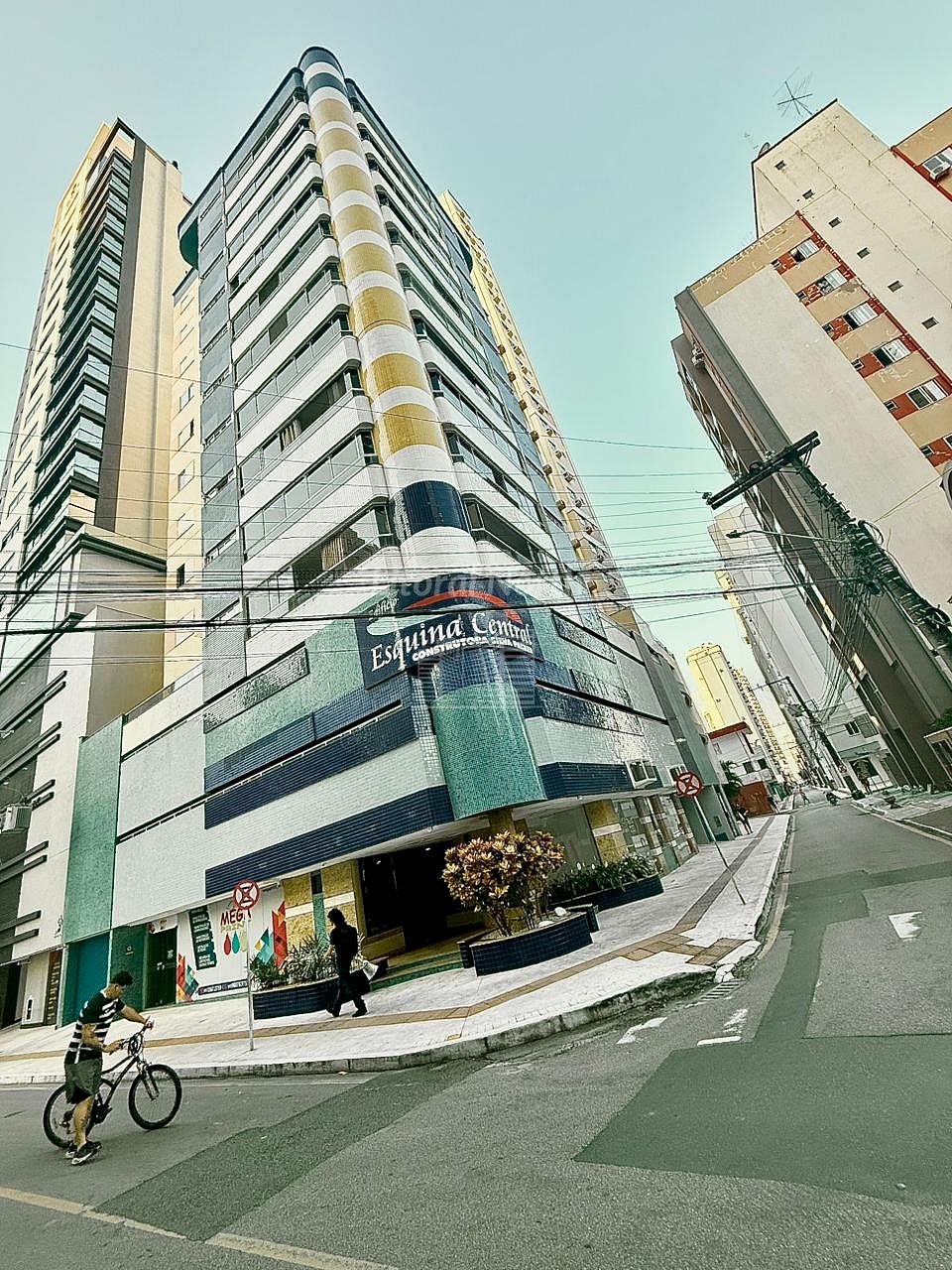 Apartamento à venda com 3 quartos, 1 suíte, 3 vagas e 138m² no Centro, Balneário Camboriú (SC) — foto 2 de 11