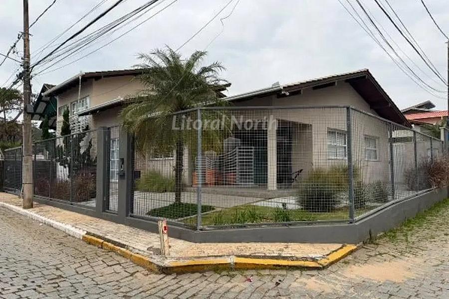 Casa na Praia de Cabe�udas em Itaja�. 1