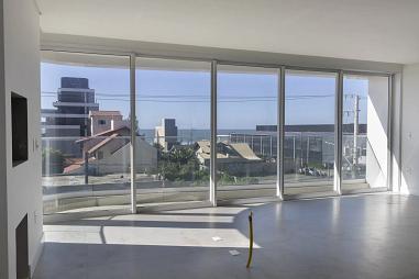 Espacoso  com 210 m² privativos, 4 suítes e 4 vagas de garagem, na Praia Brava