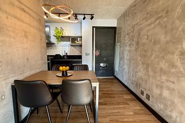 Confortável e charmoso, com 2 dormitórios e 1 vaga, na Praia Brava