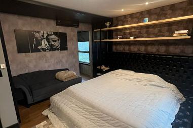 Estiloso e moderno, com 1 ampla suite e  uma vaga de garagem. A poucos metros da Praia Brava.