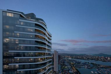 Amplo com quatro suítes, três vagas, na Praça do Sol