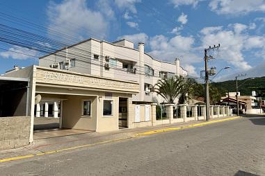 Apartamento mobiliado com 02 quartos na Praia de Bombas