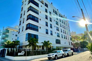 Apartamento mobiliado com 02 suítes bem localizado