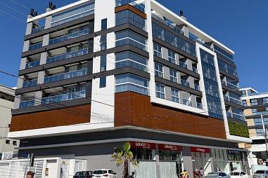 Apartamento novo com 03 suítes, frente avenida e vista mar!