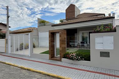 Casa mobiliada com 03 quartos na Praia de Bombas