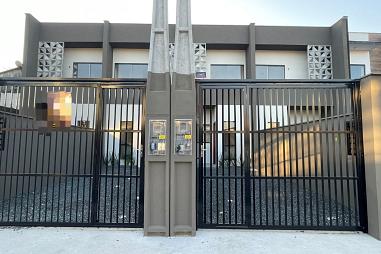 Sobrado Geminado no Bairro Iririú com Suíte