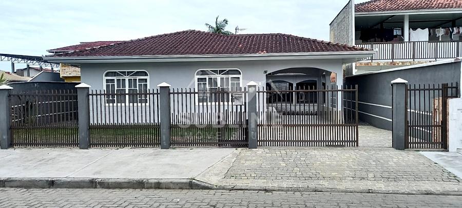 Casa no Bairro Iriri� com Su�te 1